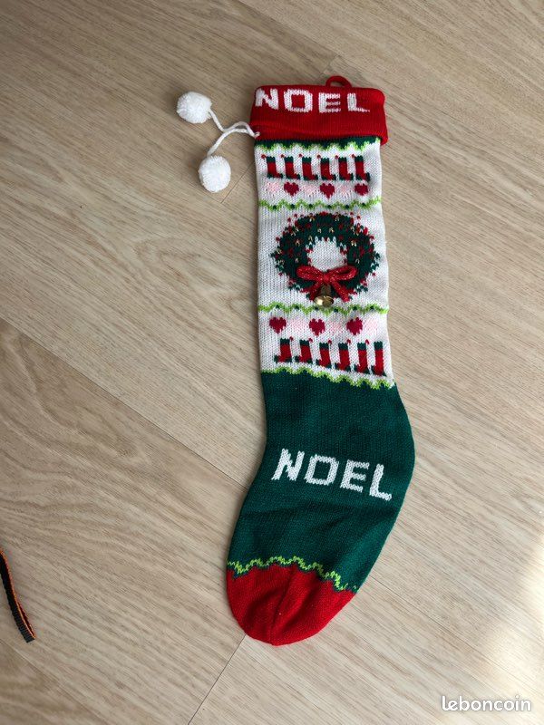 Chaussette décorative de Noel vintage laine. Rouge, vert, blanc. Grelot et pompons. Neuf (image 2)