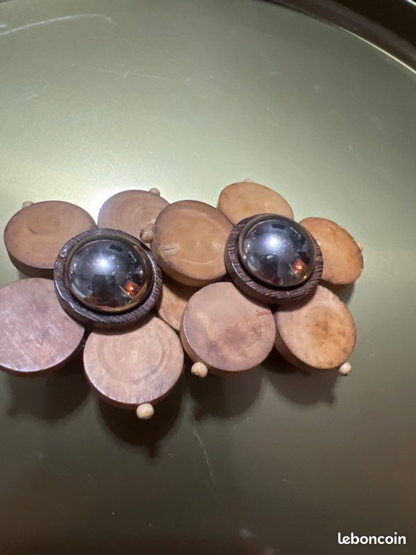 Boucle d’oreille bois (image 1)