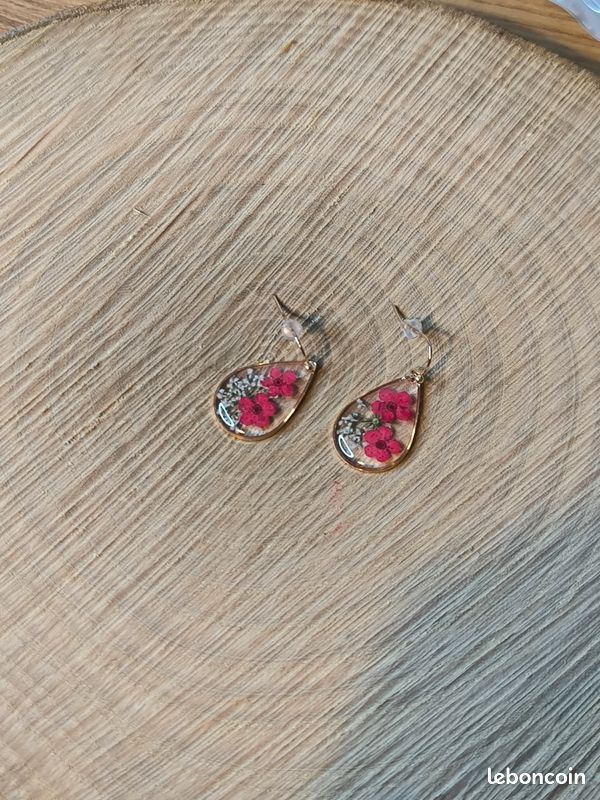 Boucles d'oreilles pendantes goûté fleur résine rouge (image 2)