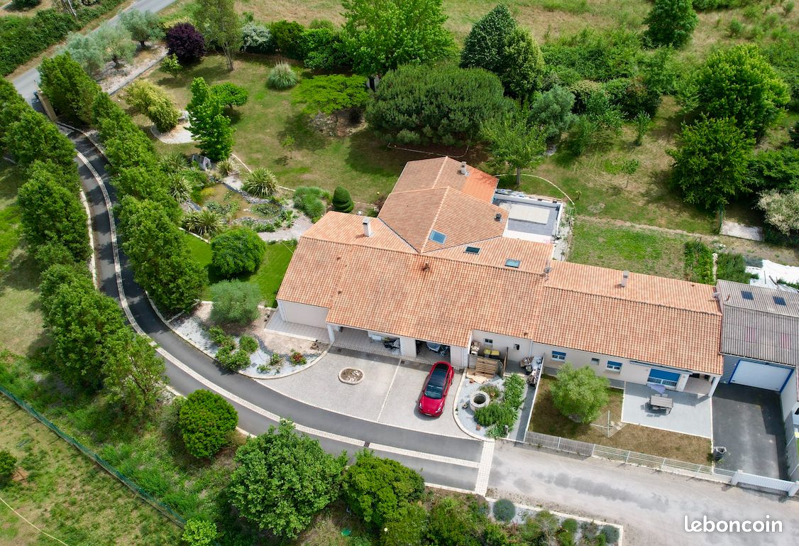Maison 10 pièces 333 m² · à Tonnay-Charente · 333 m² · 450 000 €