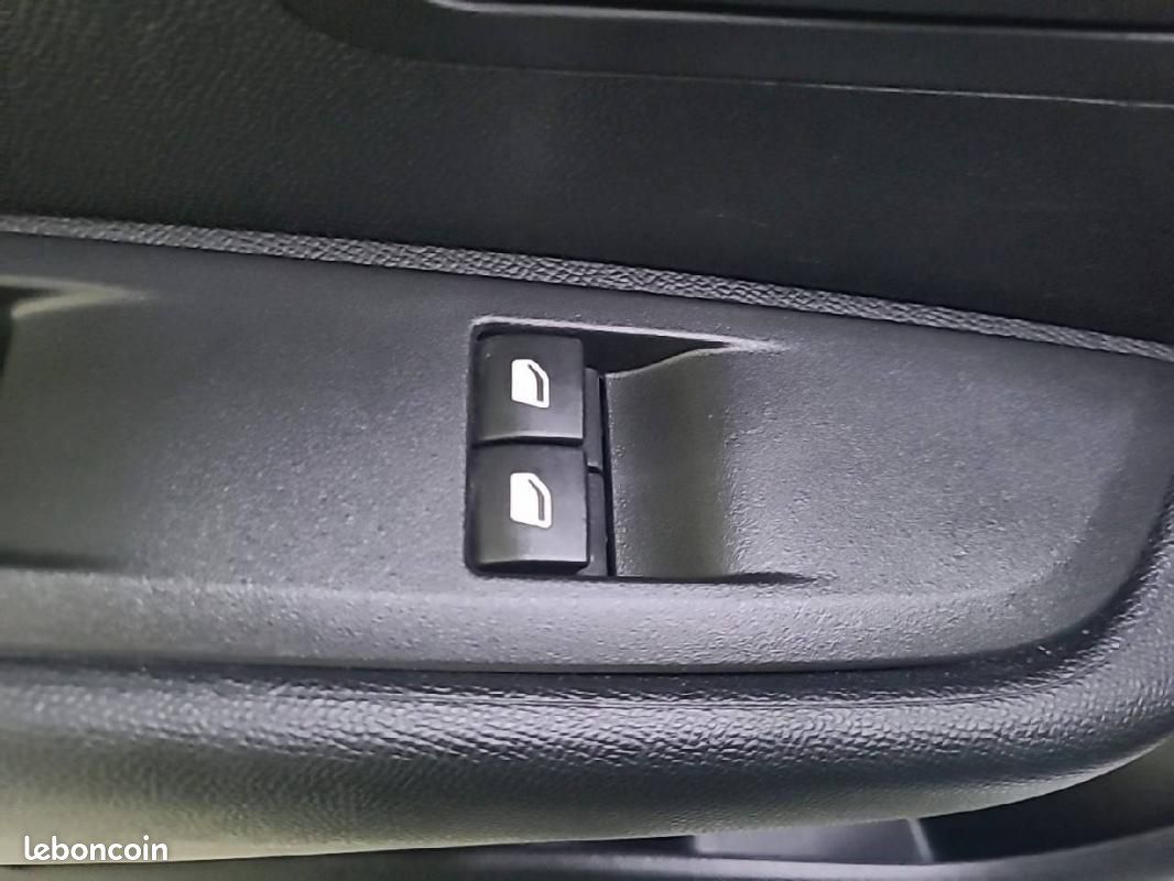 Peugeot 208 PureTech 75 S&S BVM5 - Like (image 26)