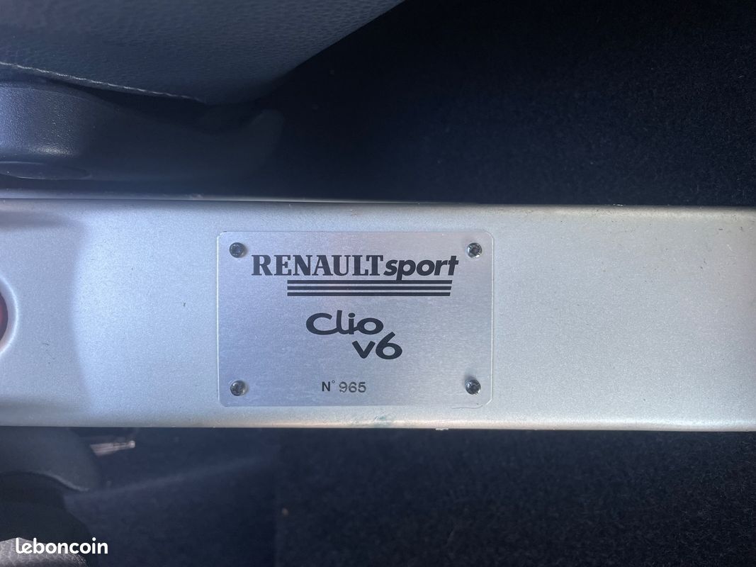 RENAULT CLIO 3.0 V6 Sport (image 27)