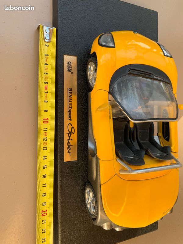 Miniature auto Renault Spider jaune 1/18 sur socle Renault Sport (image 2)
