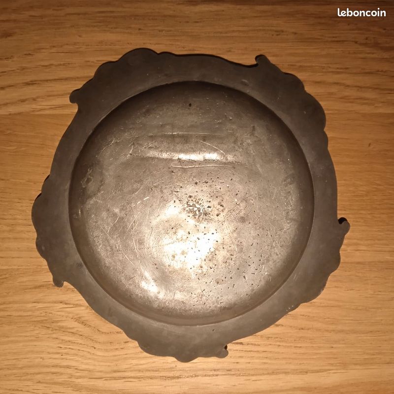 Ancien plat écuelle bol à oreilles pot couvert avec son assiette en étain Varido 1751 (image 5)