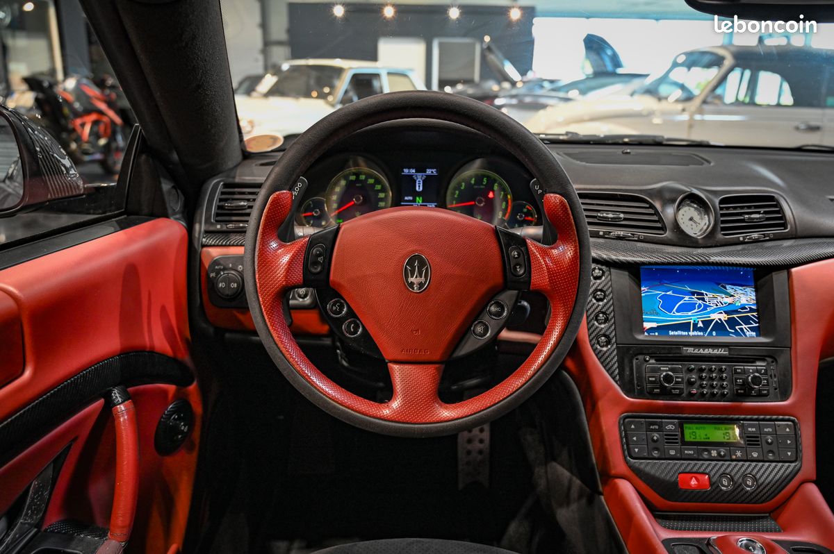 Maserati GranTurismo 4.7 V8 440ch MC-Shift F1 Phase 1 – Immat FR / Cuir Rouge / Alcantara Noir / Jantes Neptune 20’’ / Échappement Sport / Freins Brembo / Inserts Carbone / Navi (image 8)