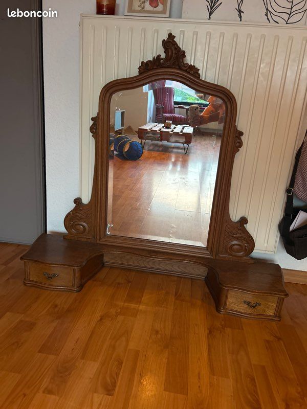 Miroir d’une coiffeuse (image 1)