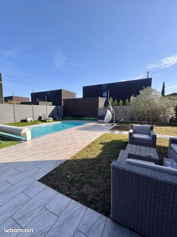 Maison individuelle moderne avec piscine, pergola bioclimatique et garage double (image 13)