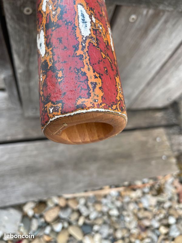 Wogeka - Magnifique Didgeridoo Rond Sculpté à La Main En Bois De Suar - Idée Cadeau Originale Noël Anniversaire + Déco Murale Instrument De Musique Ethnique (Rouge-Jaune)