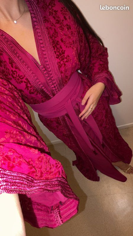 Caftan tlija en velours rose framboise Vêtements