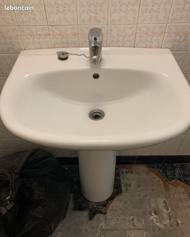 Lavabo blanc céramique avec robinet (image 1)