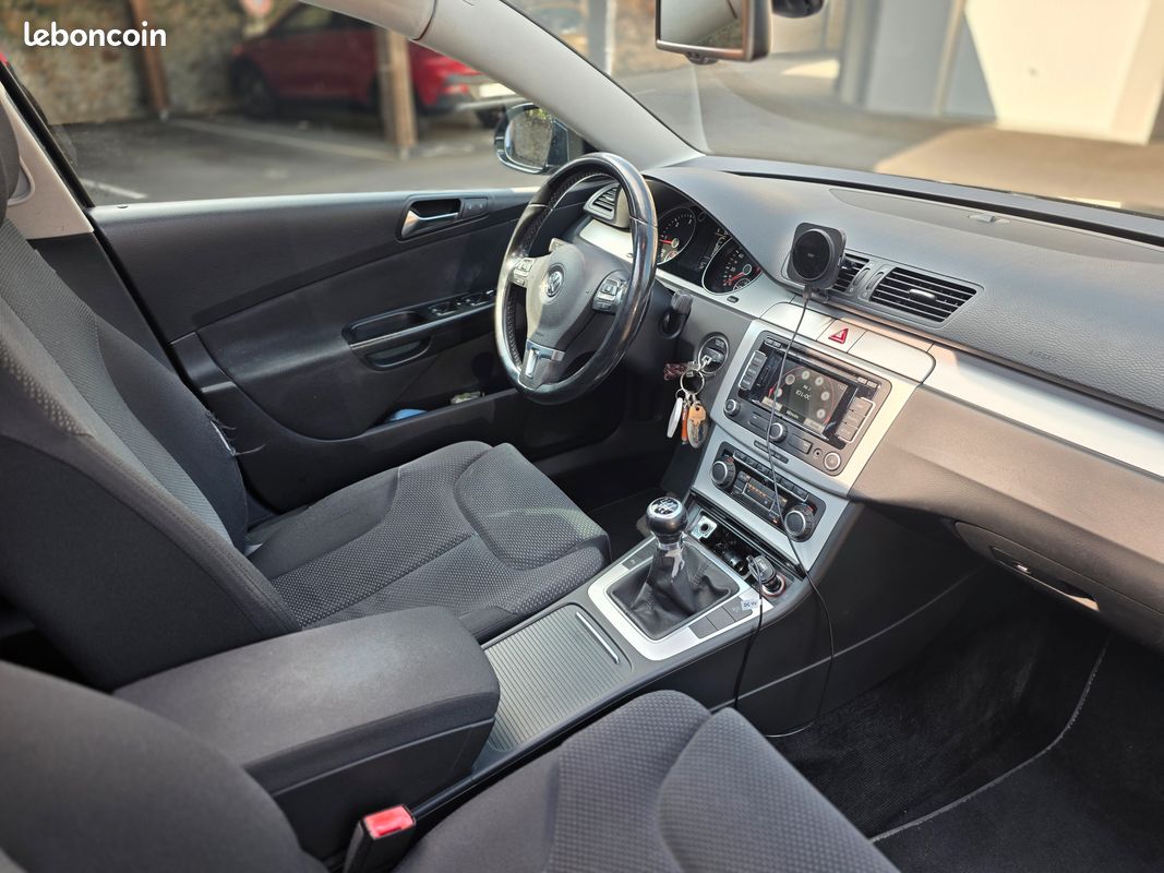 VOLKSWAGEN PASSAT SW – 2.0 TDI 140ch BVM6 Finition EMBASSY II (image 9)