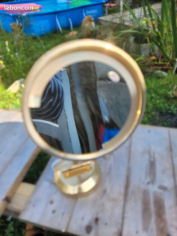 Ancien miroir grossissant (image 1)