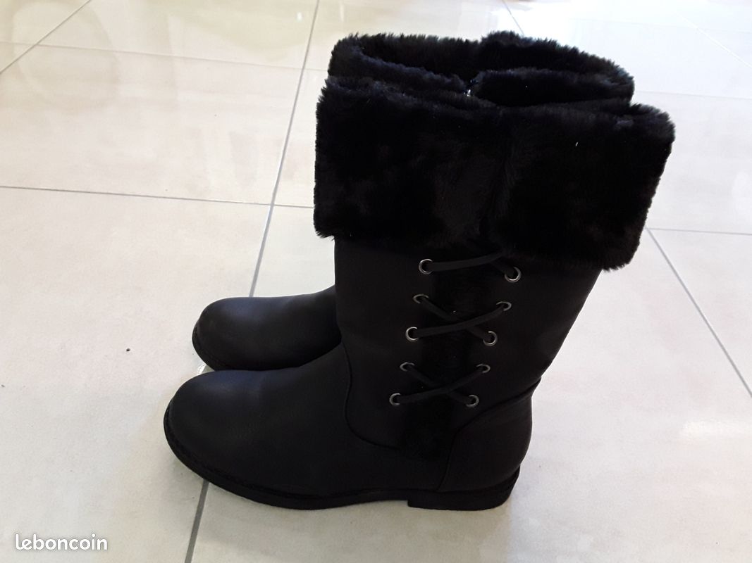 Bottes noires fourrées pointure 38 Chaussures