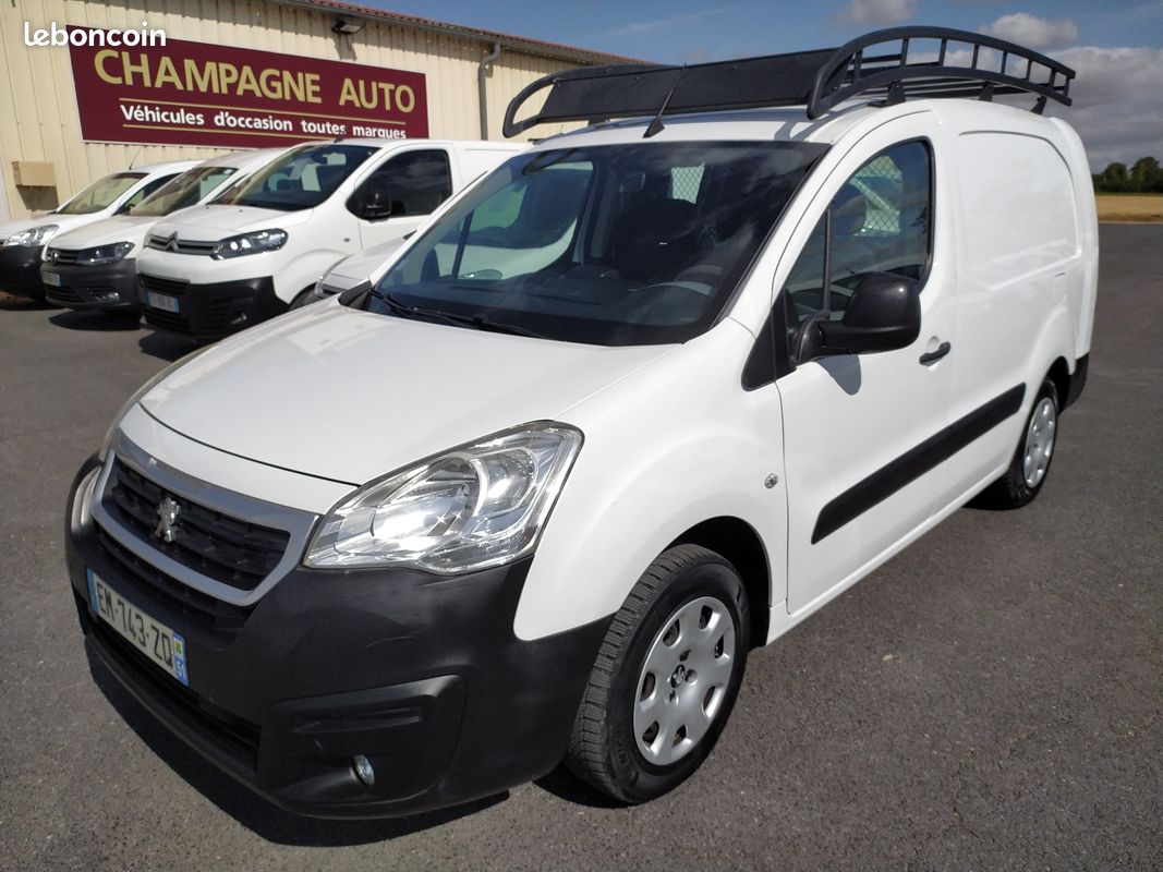 10825 HT - PEUGEOT Partner XL Blue HDI 100 Premium Pack GPS Vitré L2H1 1,6 L + Attelage - 06/2017 - 45100 kms (image 1)