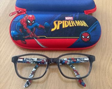 🕸️ Lunettes Spiderman – Style, Fun et Super-Pouvoirs