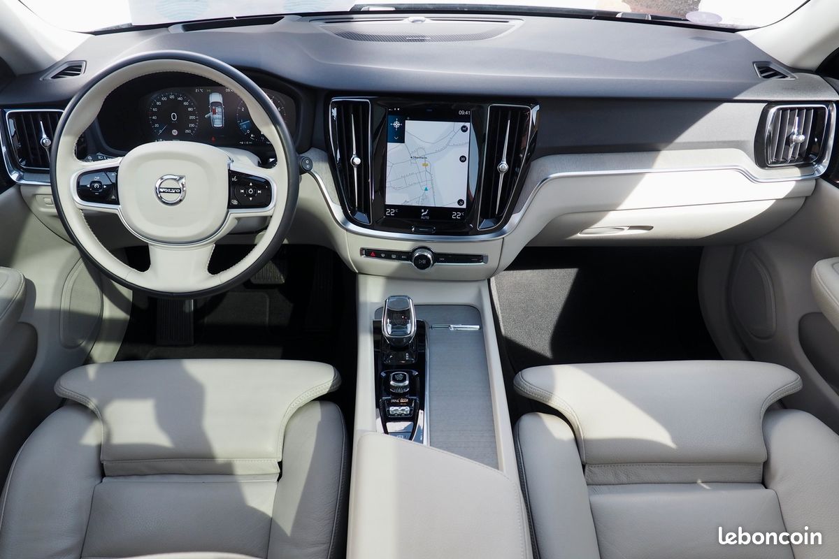 VOLVO V60 B3 163 Geartronic Inscription Luxe + Toit panoramique + Caméra + Attelage + HUD + H.Kardon + Pilot Assist + Options, 1ère Main - Garantie 12 mois (image 4)