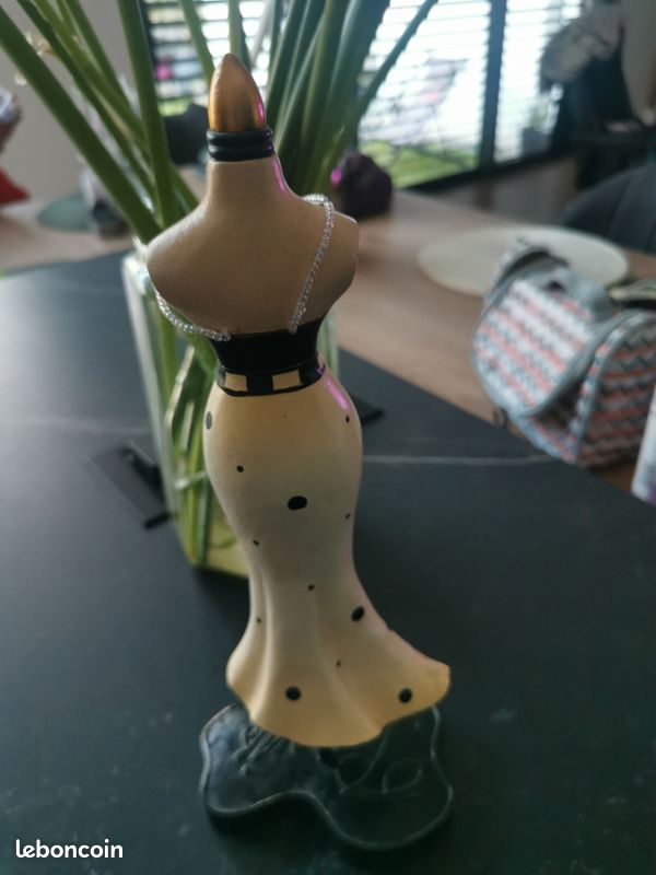 Jolie statuette, porte bijoux (image 2)