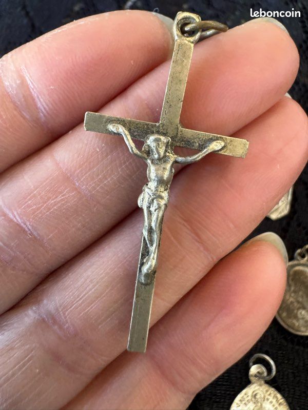 Lot 12 médailles religieuses anciennes & crucifix – Saint Christophe, Curé d'Ars, Ste Thérèse (image 5)