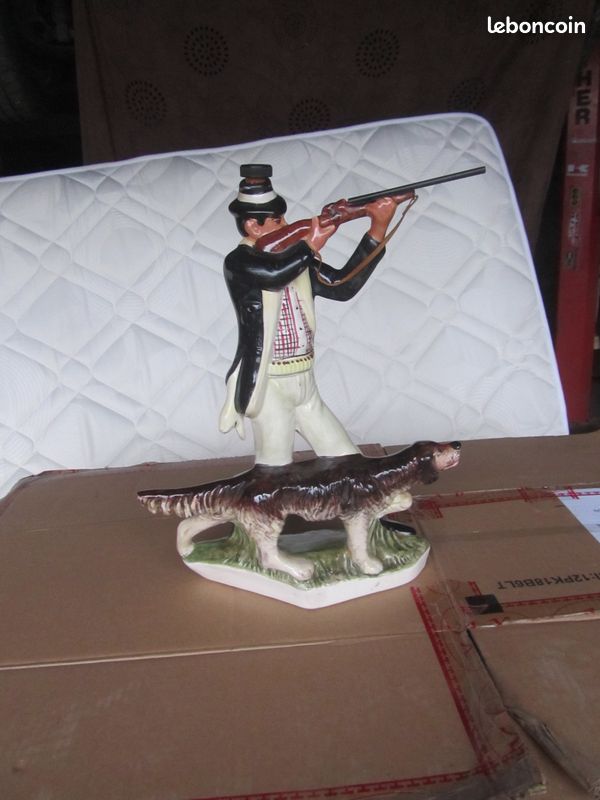 Chasseur De Silhouette De Chasse Avec Canard De Chien De Fusil De