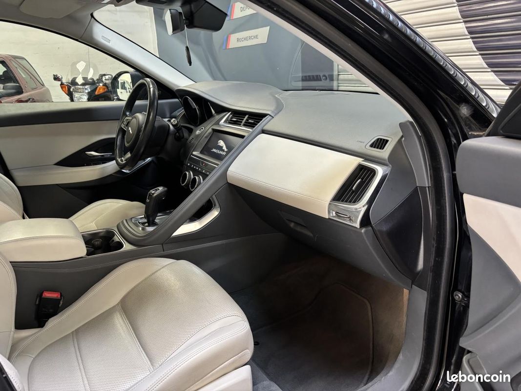 JAGUAR E-PACE D150 - AWD - BVA S PHASE 1 - CARPLAY - Toit ouvrant (image 26)
