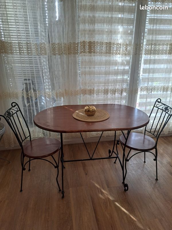 Table et trois chaises (image 1)