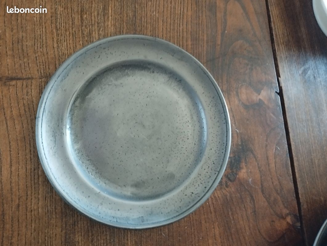 Assiette ancienne en étain (image 1)
