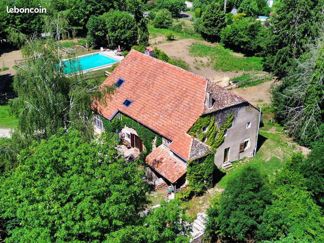 Maison 10 pièces 370 m² · à Devecey · 370 m² · 435 000 €