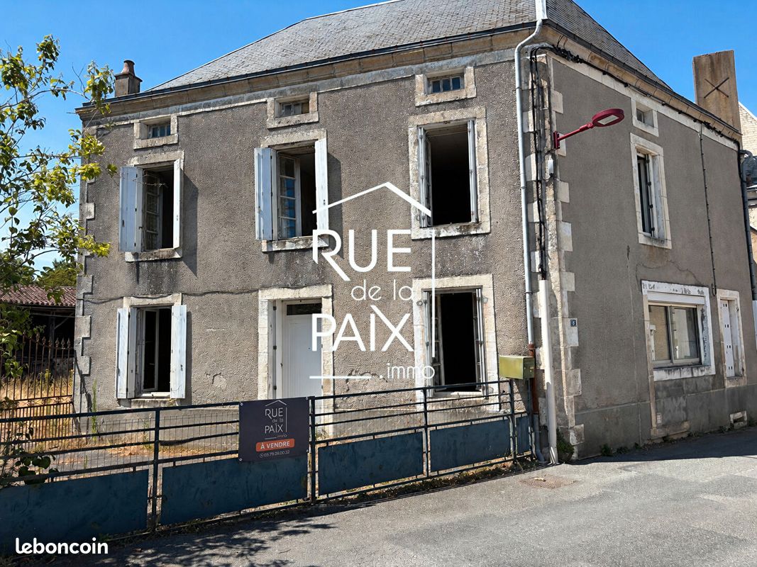 Maison 12 pièces 295 m² · à La Chapelle-Saint-Laurent · 295 m² · 92 400 €