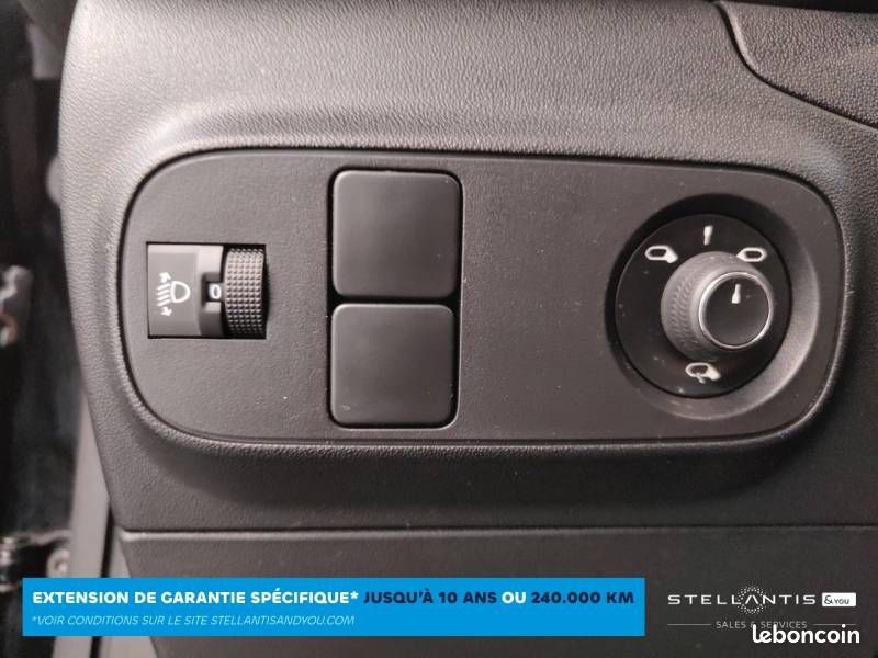 Citroën C3 BlueHDi 100 S&S BVM6 Shine Pack (image 32)