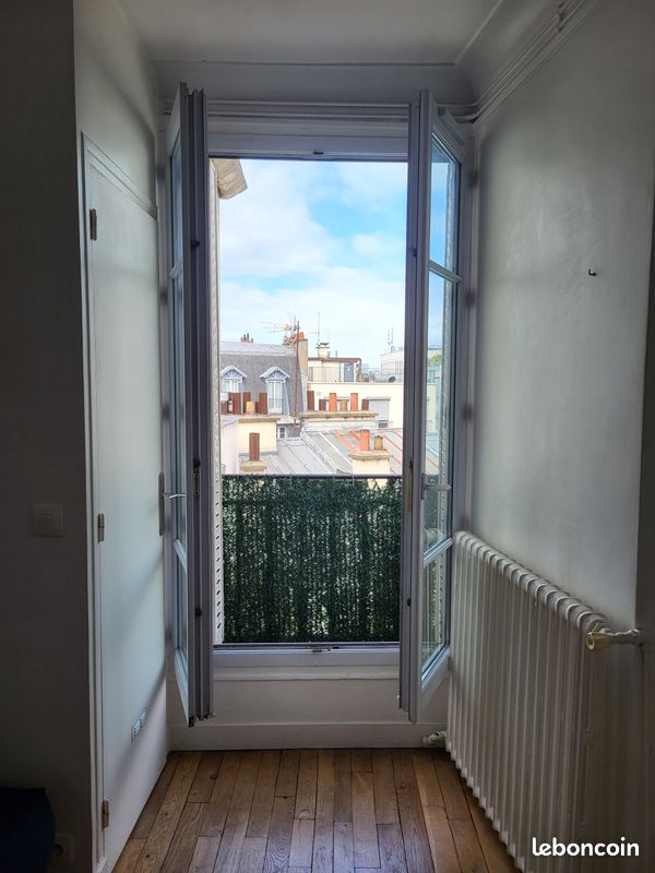 Studio lumineux de 15 m² avec balcon et vue sur les toits (image 9)