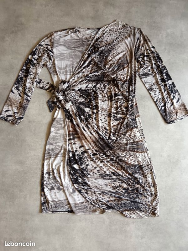 Robe moulante satinée noire décolletée à bretelles et dentelle