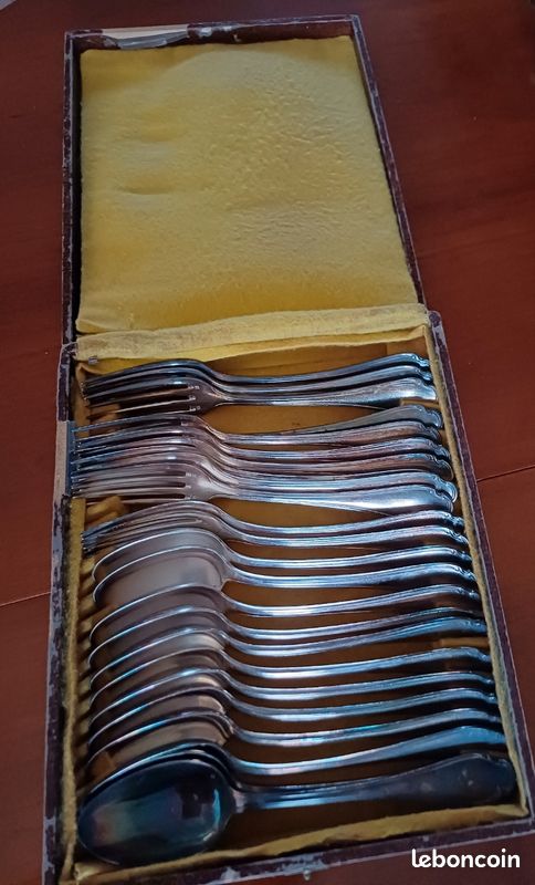 Christofle - Service ancien en métal argenté modèle Fidelio pour 12 personnes, dans un coffret verrouillable (37) - Métal argenté - Enchères - NEWS
