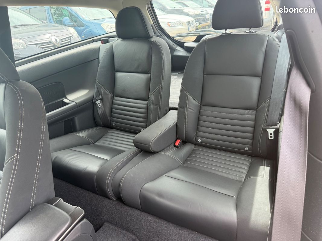 Volvo C30 2.0 D4 177 R-Design CUIR XENONS (image 9)
