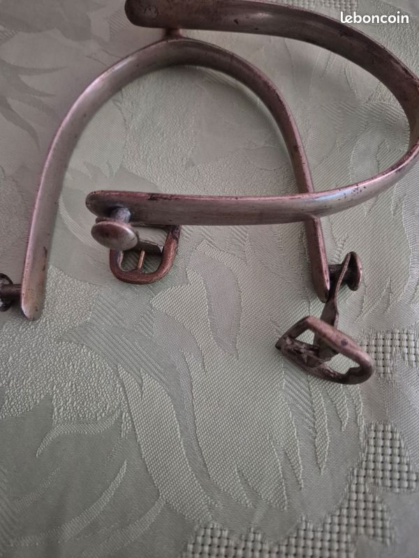 Collier à anneaux rivetés avec sangles et boucles en cuir Nous faisons revivre l'histoire