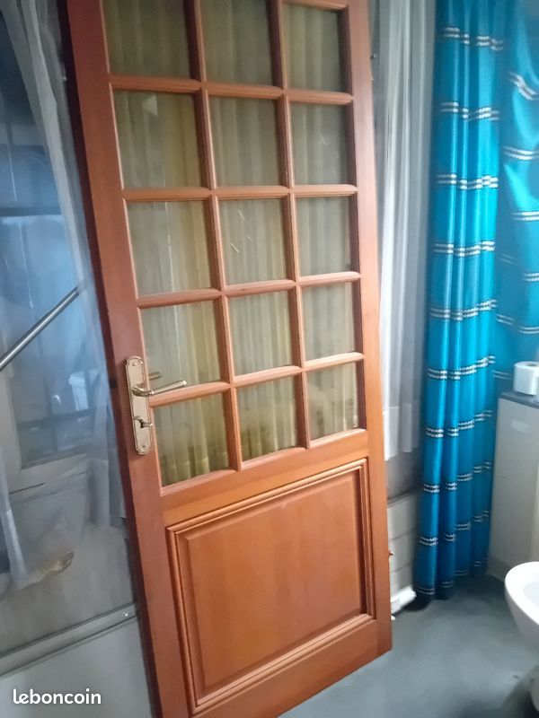 Une porte en bois massif (image 1)