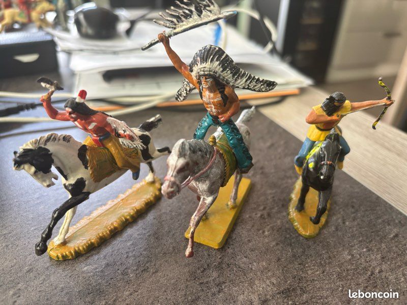Lot De 3 Figurines Starlux – Indiens Et Cowboy, Bas Abîmés, Neufs