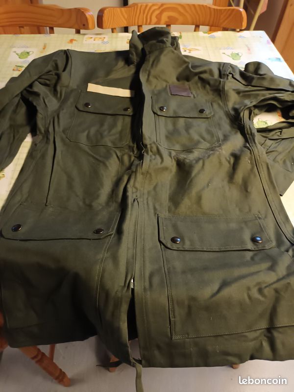 Vetements militaires verts (image 1)