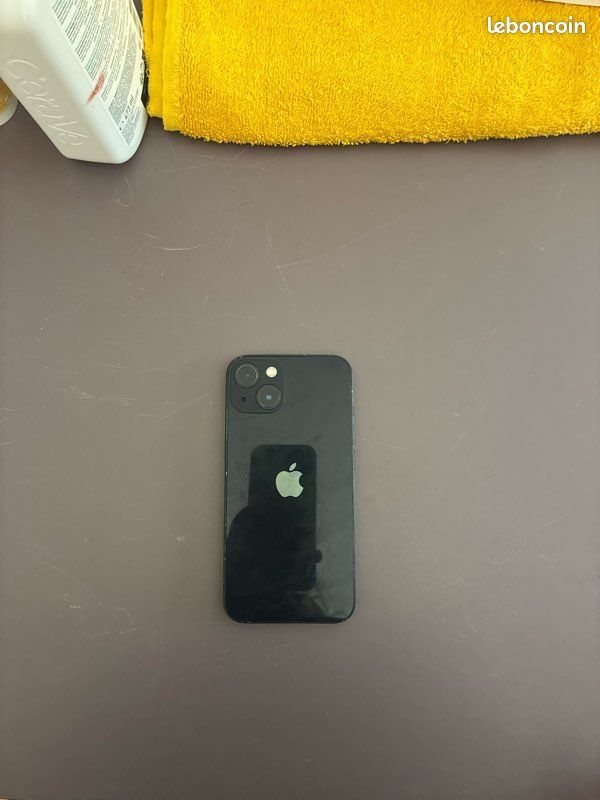 IPhone 13 en parfait état (image 1)