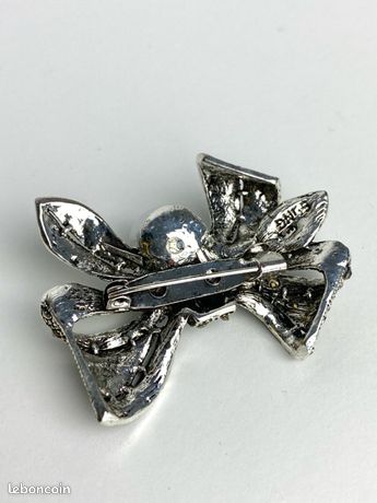 Broche Barrette Argenté Vintage Avec Strass Blanc Et Grosse Perle Blanche
