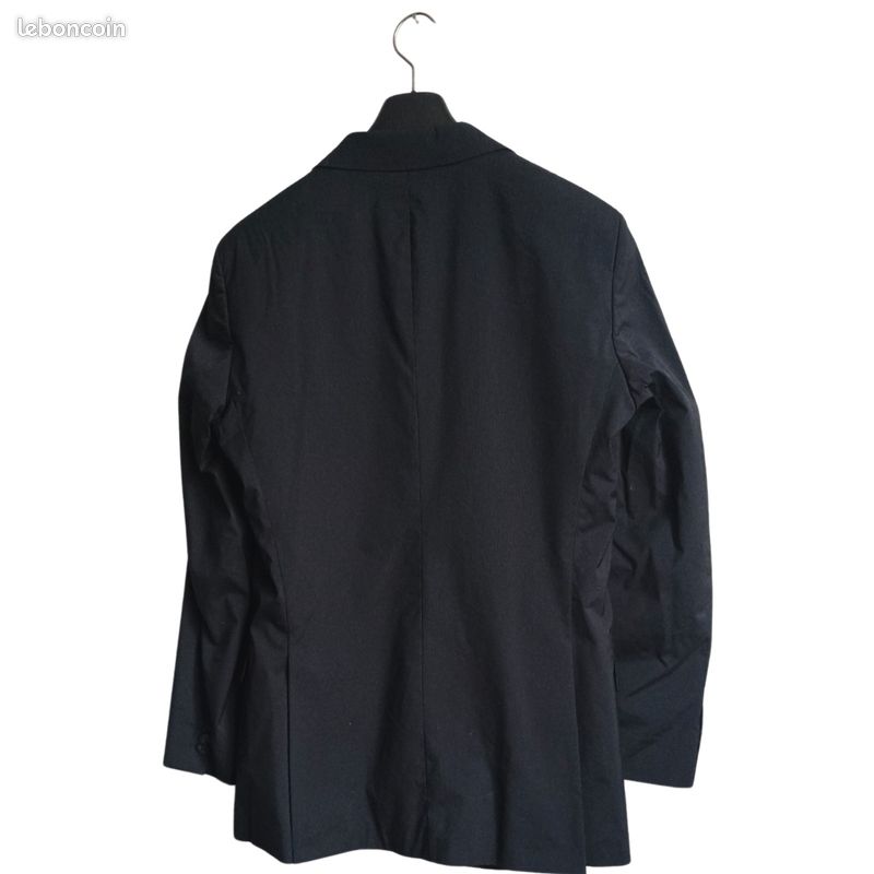 Blazer veste tailleur homme taille 48 marque Hugo Boss couleur noir
Les mesures sont dans l'une des photos (image 4)