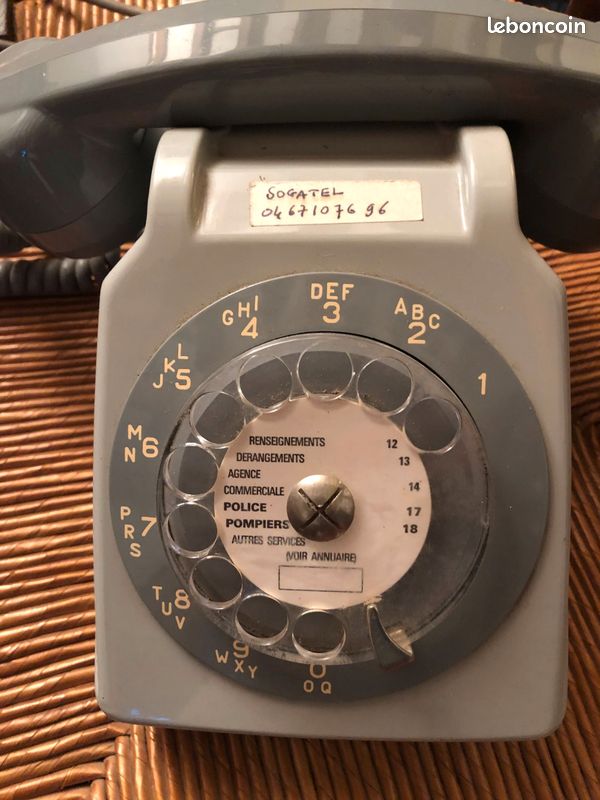 Vieux téléphone à cadran vintage (image 1)