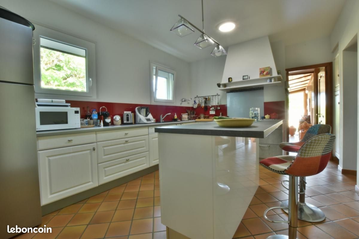Villa 7 pièces 220 m² - Chassors 16200 Luchac (image principale 8)