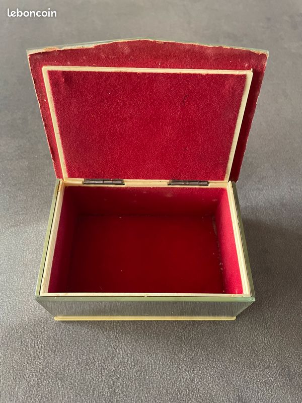 Boite à bijoux miroir ciselée vintage