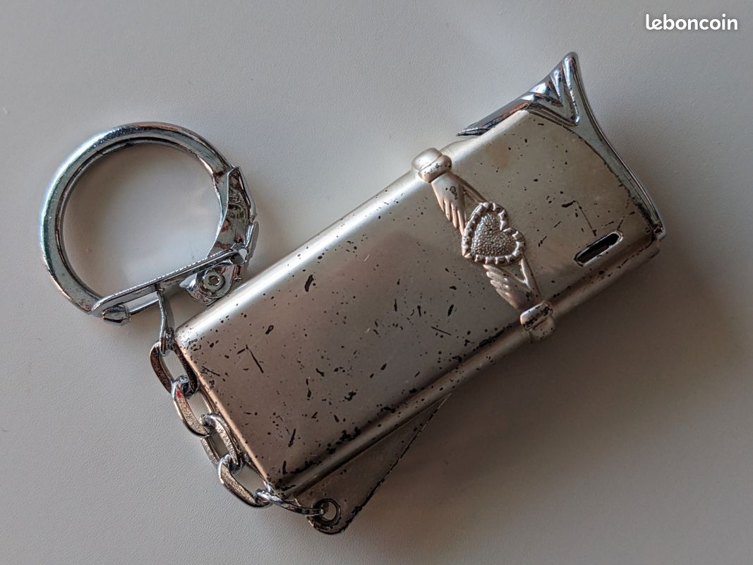 Porte-clés Souvenir Paris Vintage Des Années 1960 - Métal Peint Tour Eiffel Et Blason - Bijou Augis