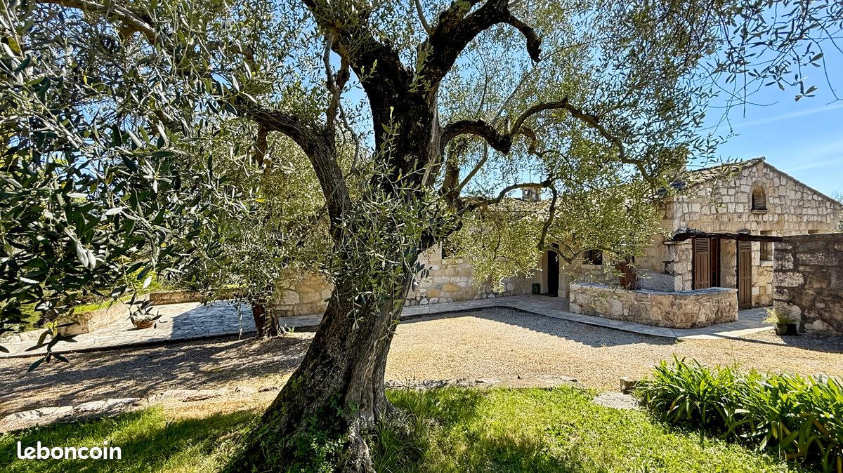Maison 7 pièces 215 m² · à Tourrettes-sur-Loup · 215 m² · 795 000 €