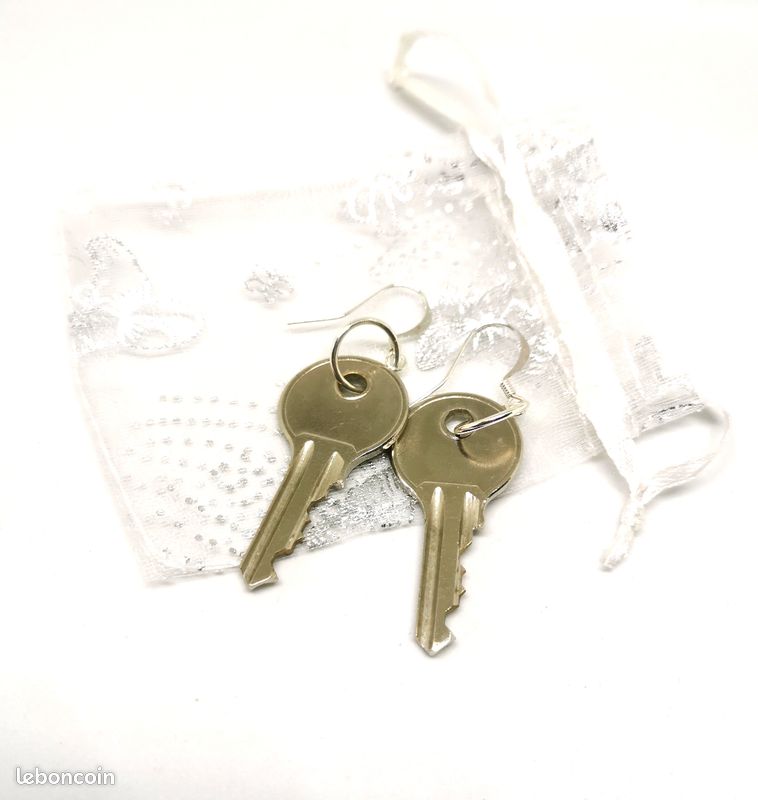 Boucles d'oreilles clés argentées (image 6)