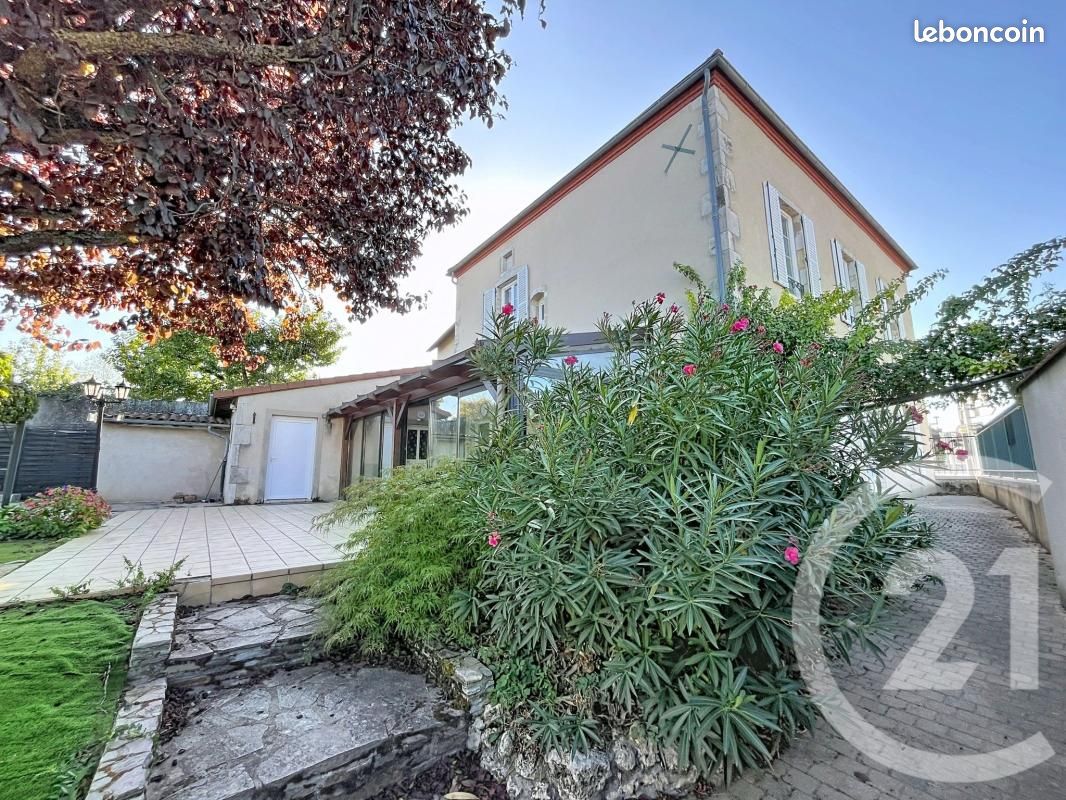 Maison 5 pièces 176 m² · à Escurolles · 176 m² · 275 000 €