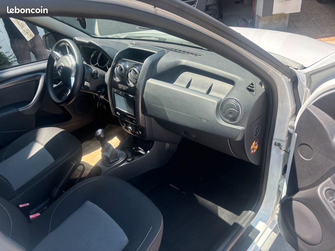 DACIA Duster dCi 110 4x2 Black Touch 2017 (image 12)