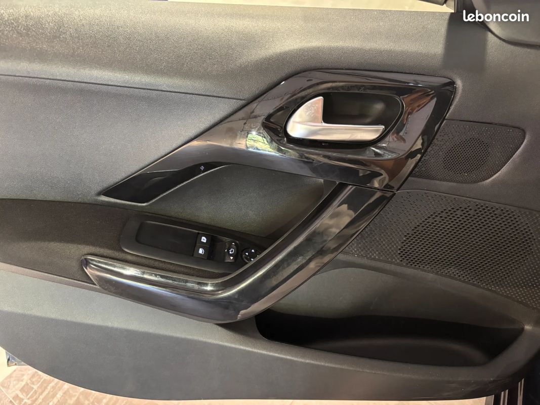 PEUGEOT 208 1.6 D 75ch STYLE - 2017 - CarPlay - Suivi complet - Régulateur de vitesse - Climatisation - Bluethoot (image 23)
