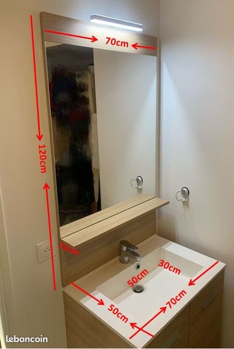 Ensemble de salle de bain avec miroir, vasque, robinet, éclairage intégré et espace de rangement (image 7)